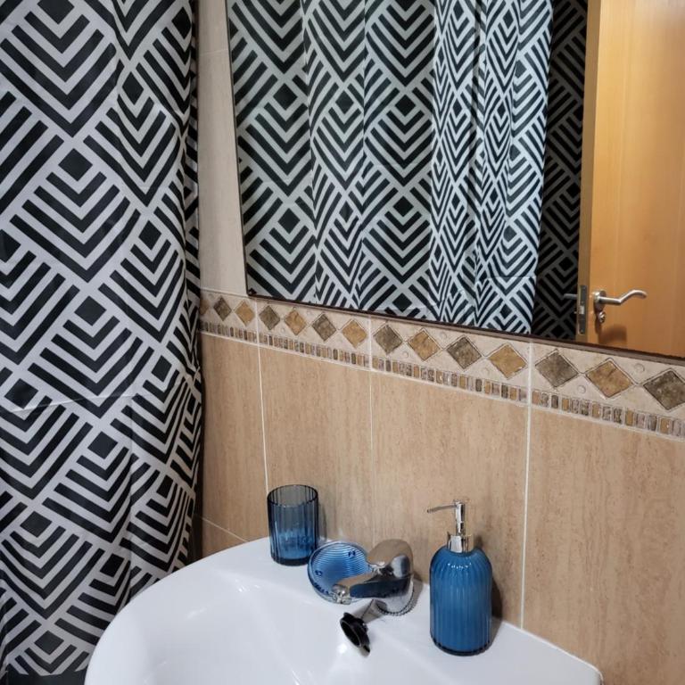 Bajo de esencia relajante con piscina privada y patio! - Apartamento de 2 dormitorios - 88
