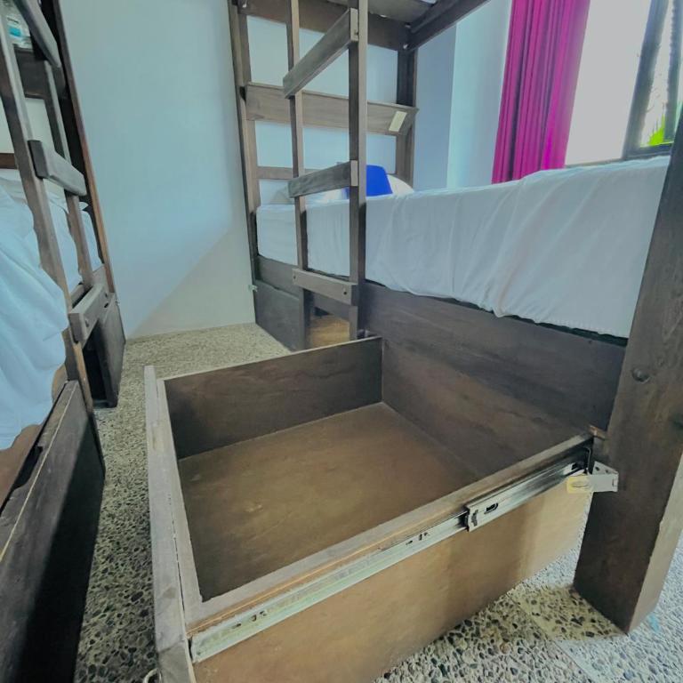 Los Muertos Hostal - Cama Individual en Habitación Compartida de 6 camas - La Doña - 1