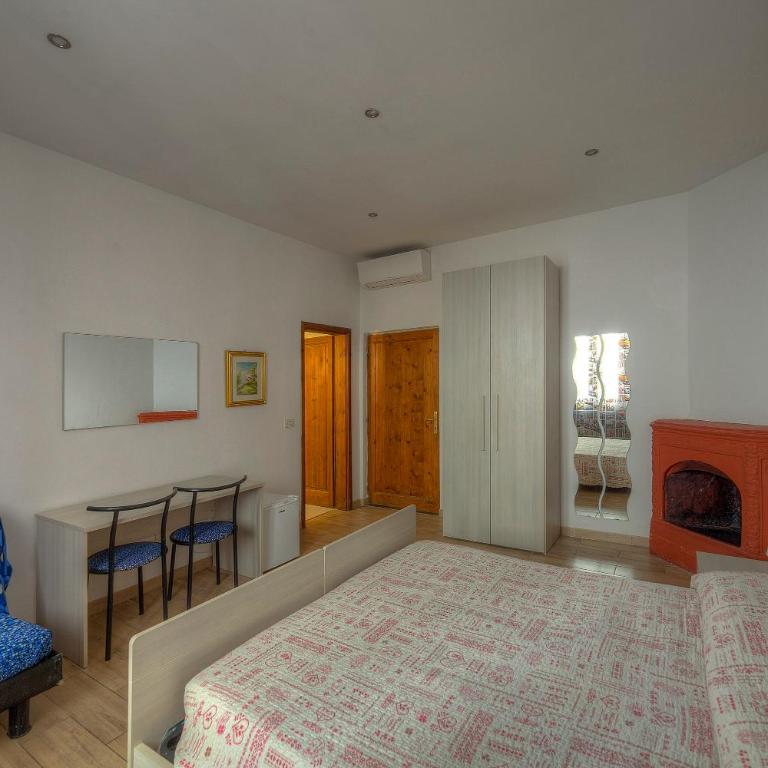 Sogni D'Oro Guest House - Quadruple Room with Private Bathroom - 12