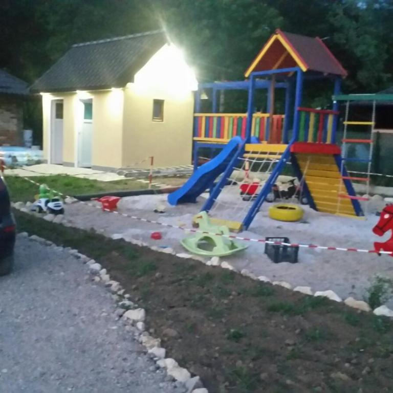 Vikendica, Bazen, Šedrvan, Rafting na Uni, Quad - Four-Bedroom House - 73