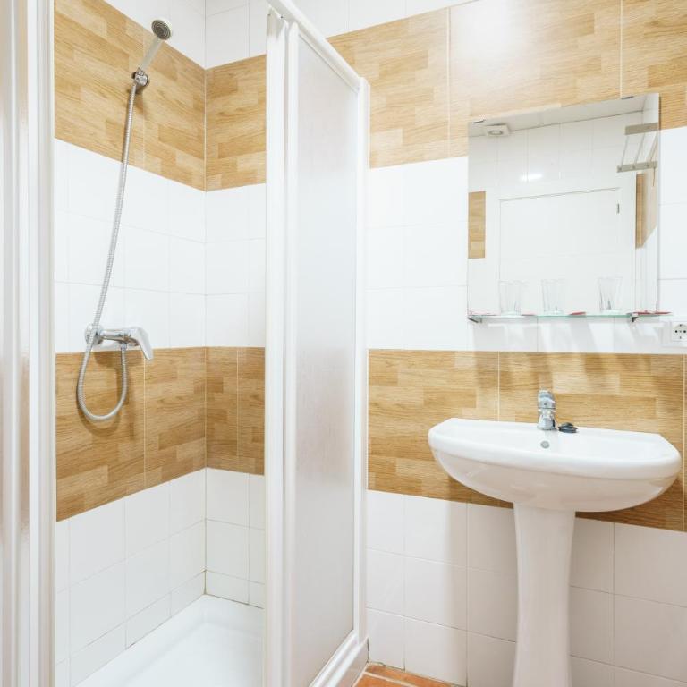Hotel Carlos V Jerez by Vivere Stays - Habitación Triple - 5