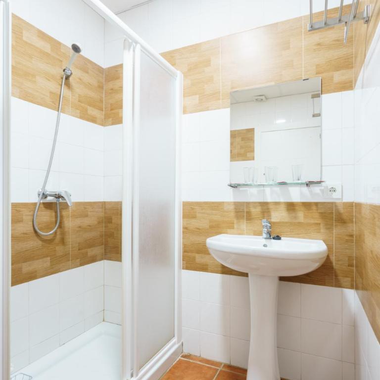 Hotel Carlos V Jerez by Vivere Stays - Habitación Triple - 8
