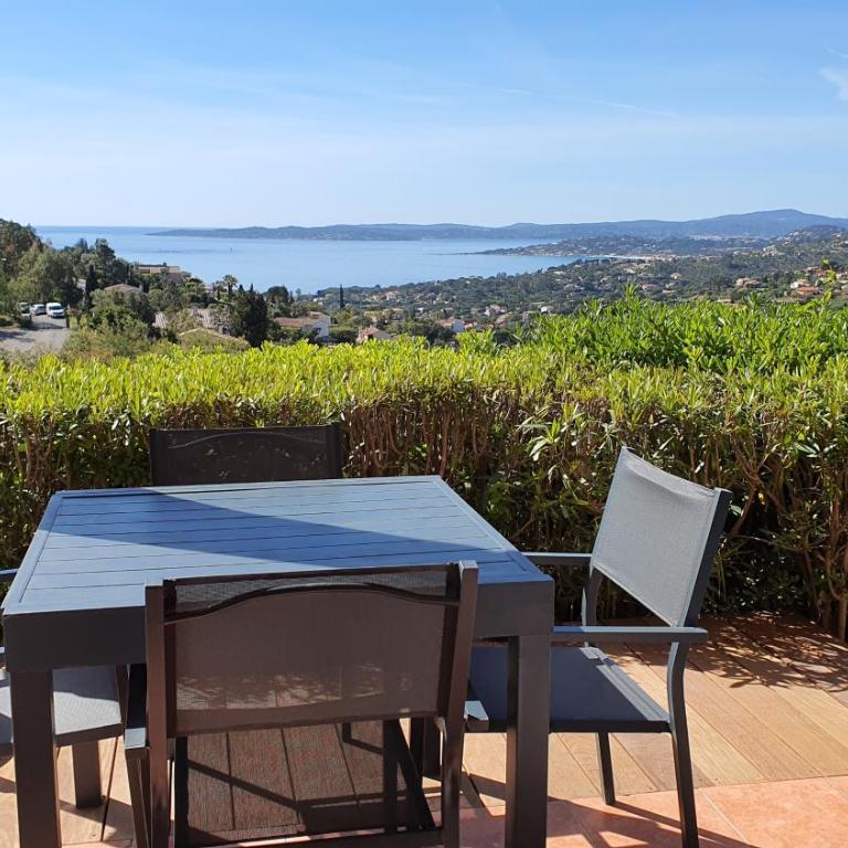 Les ISSAMBRES appart 6 pers grande terrasse superbe vue mer et golfe de saint Tropez, piscine - Appartement 2 Chambres - 5