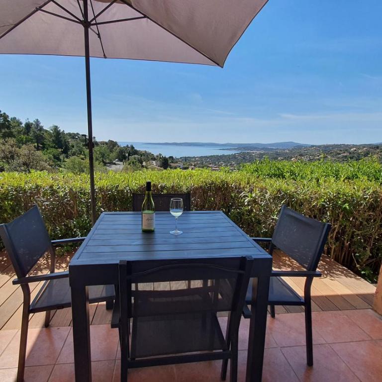 Les ISSAMBRES appart 6 pers grande terrasse superbe vue mer et golfe de saint Tropez, piscine - Appartement 2 Chambres - 6