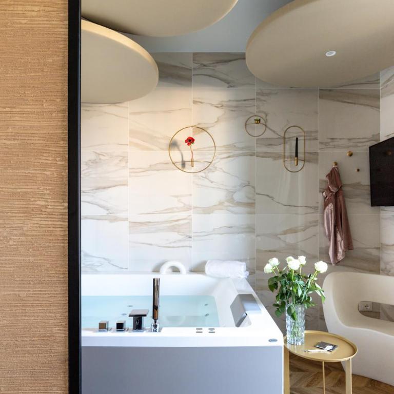 Jacuzzi Suite Home by Enjoy Garda Hotel - Suite King con Vasca Idromassaggio - 10