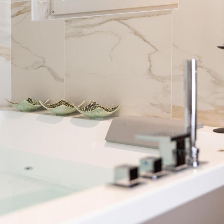 Jacuzzi Suite Home by Enjoy Garda Hotel - Suite King con Vasca Idromassaggio - 11