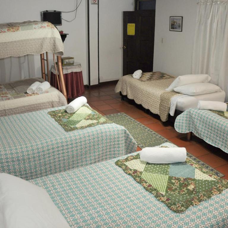 Hospedaje La Casona - Habitación Familiar con baño privado - 8
