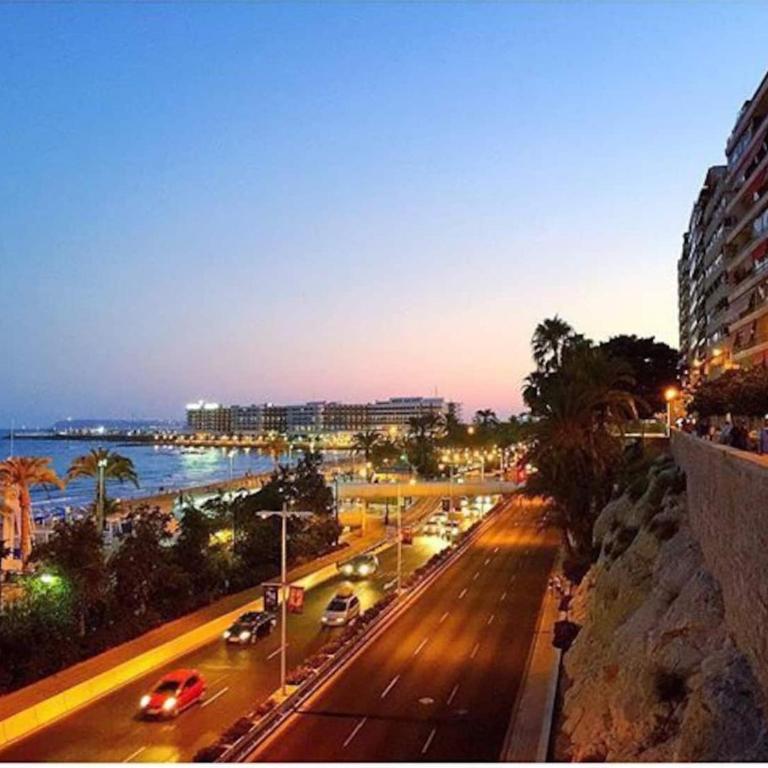 COSY 3 BED APT 200m FROM BEACH WiFi - Apartamento con vistas al mar - 24