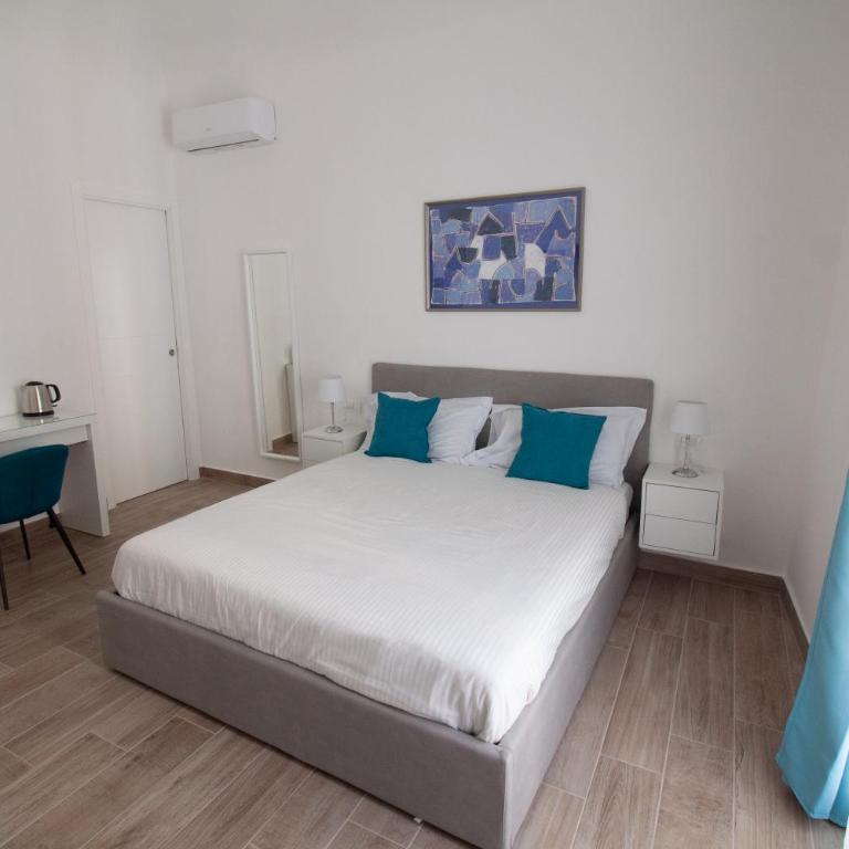 Aragona15 Suites - Deluxe Double Room with Balcony - 2