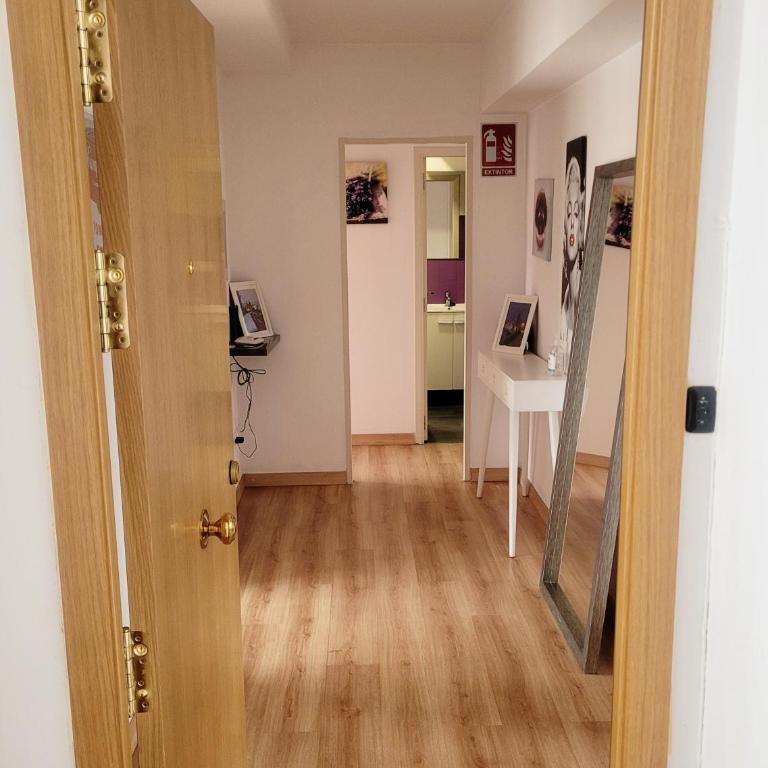 AMPLIO PISO LUMINOSO CERCA DEL CAMINO Y CATEDRAL C3 - Apartamento de 3 dormitorios - 2