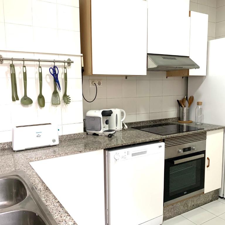 2 Apartamento TERRAZA Free Wifi - Three-Bedroom Apartment - 30