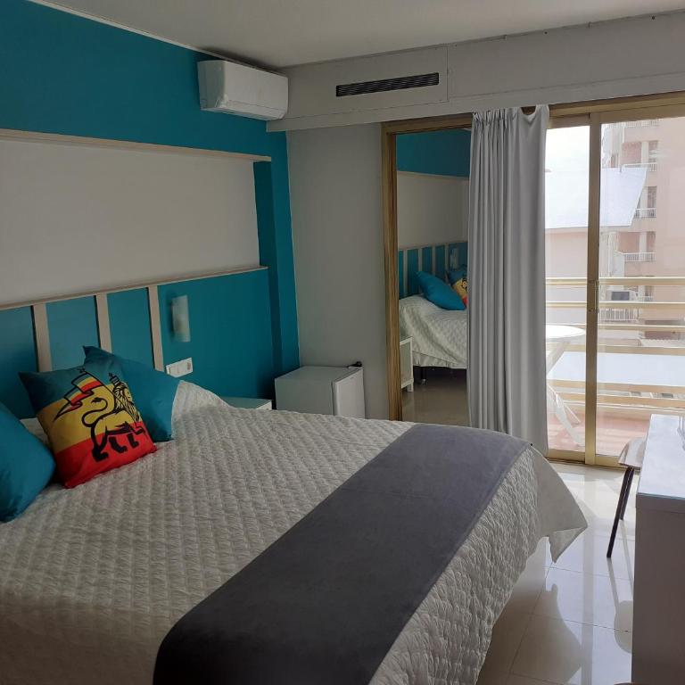 Hotel Clibomar Jamaica - Habitación con cama grande y balcón - 3