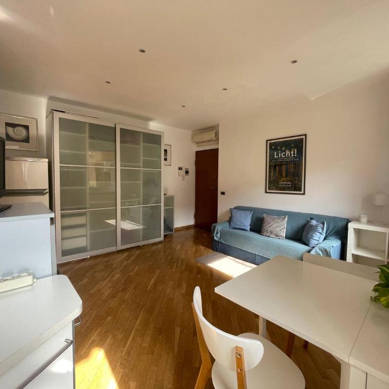 Central Torino Apartment with Balcony Walk to Porta Nuova & Metro - One-Bedroom Apartment - 11