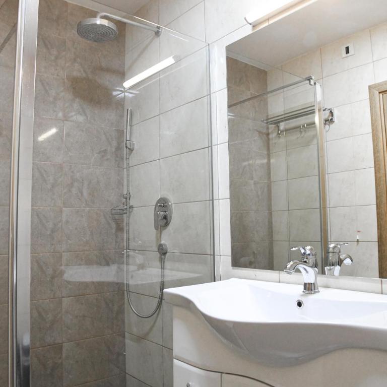 Hotel Garden - Dvokrevetna Soba sa Bračnim Krevetom - 6