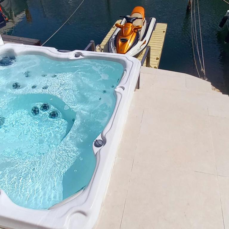 Plage à 500 m, Maison haut de gamme avec amarre privée, accès mer en 5 min sans pont, jacuzzi - Villa de 3 dormitorios - 12