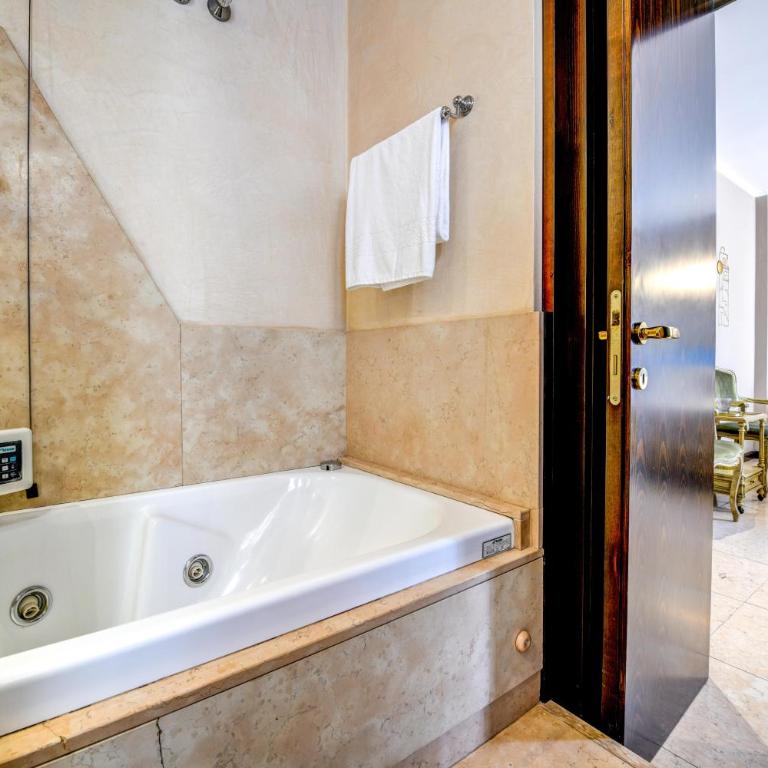 Prestige Suite Sirmione - Camera Queen Deluxe - 6