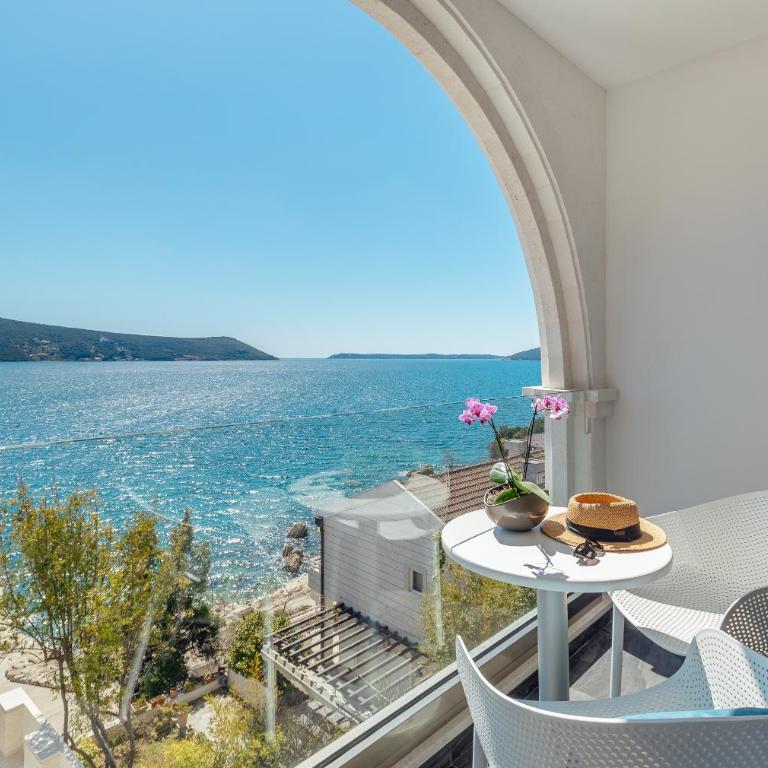 Hotel Perla - Deluxe Double or Twin Room with Sea View - 11