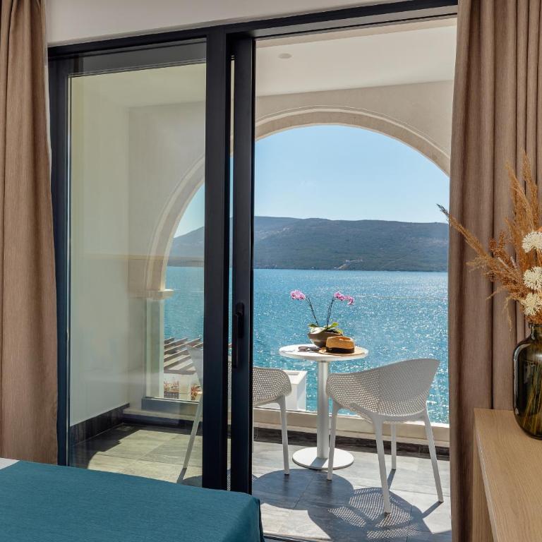 Hotel Perla - Deluxe Double or Twin Room with Sea View - 12