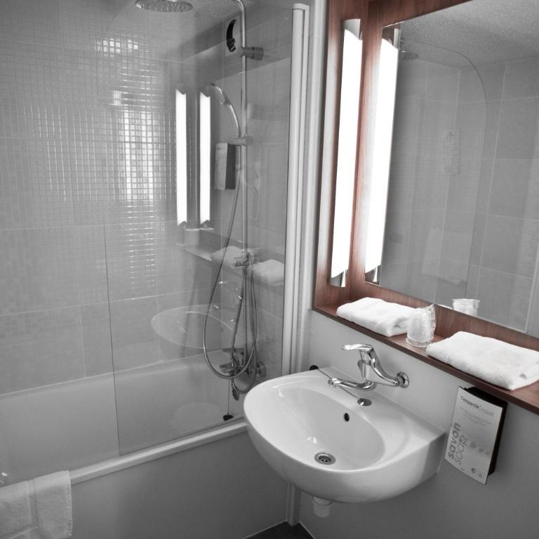Campanile Bourges Nord - Saint-Doulchard - Chambre Quadruple Standard - 1
