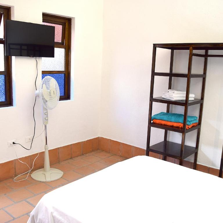 Chrisban Hotel Boutique - Standard Double Room with Fan - 5