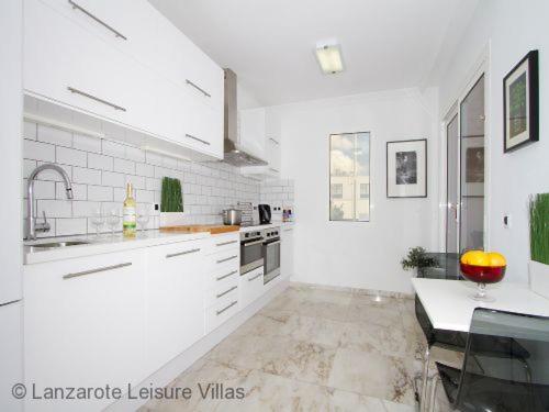 Villa Benedicte sea view, heated pool, bedroom A/C, WiFi, SKY, short walk to Puerto del Carmen - Villa de 3 dormitorios - 5