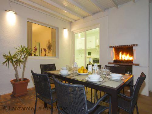 Villa Benedicte sea view, heated pool, bedroom A/C, WiFi, SKY, short walk to Puerto del Carmen - Villa de 3 dormitorios - 4