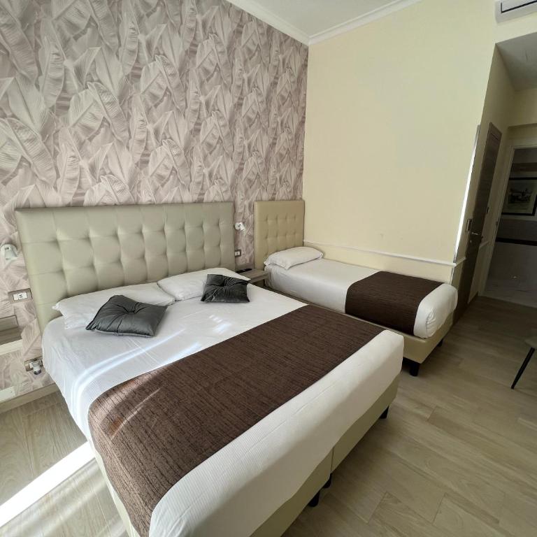 Hotel Le Petit - Camera Tripla - 4