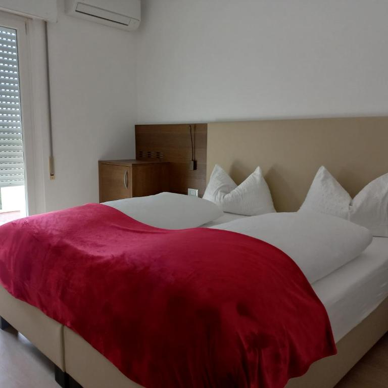 Hotel Lux - Camera Matrimoniale con Balcone - 13