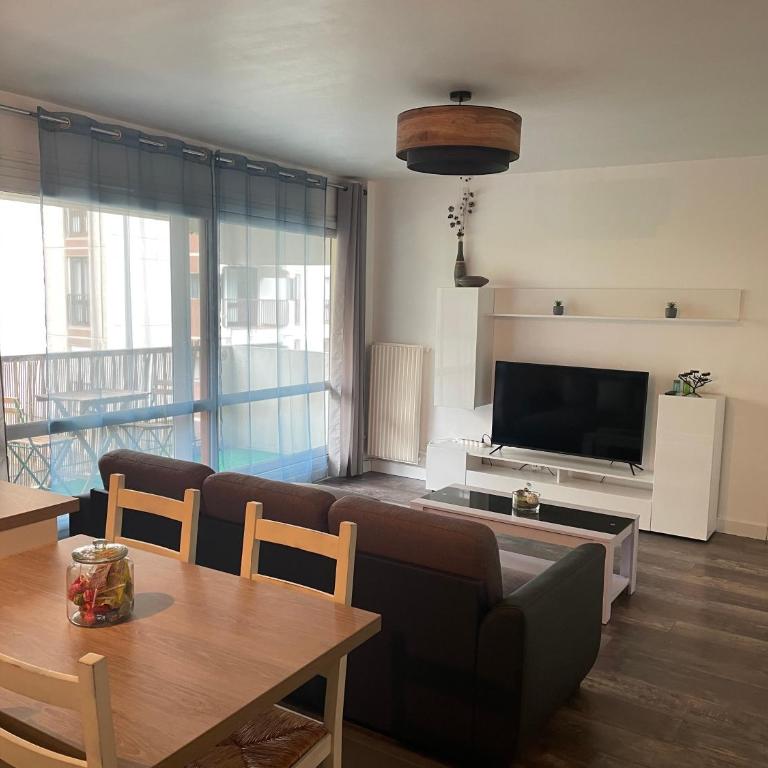 Bel appartement composé de deux chambres - Two-Bedroom Apartment - 1
