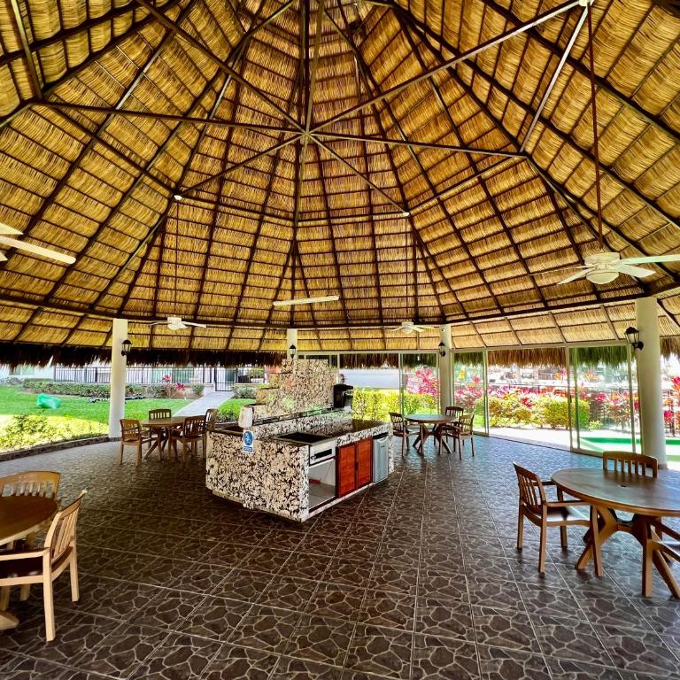 Beachfront 2 bedroom Condo in Playa Royale Resort, Nuevo Vallarta - Apartamento de 2 dormitorios - 81
