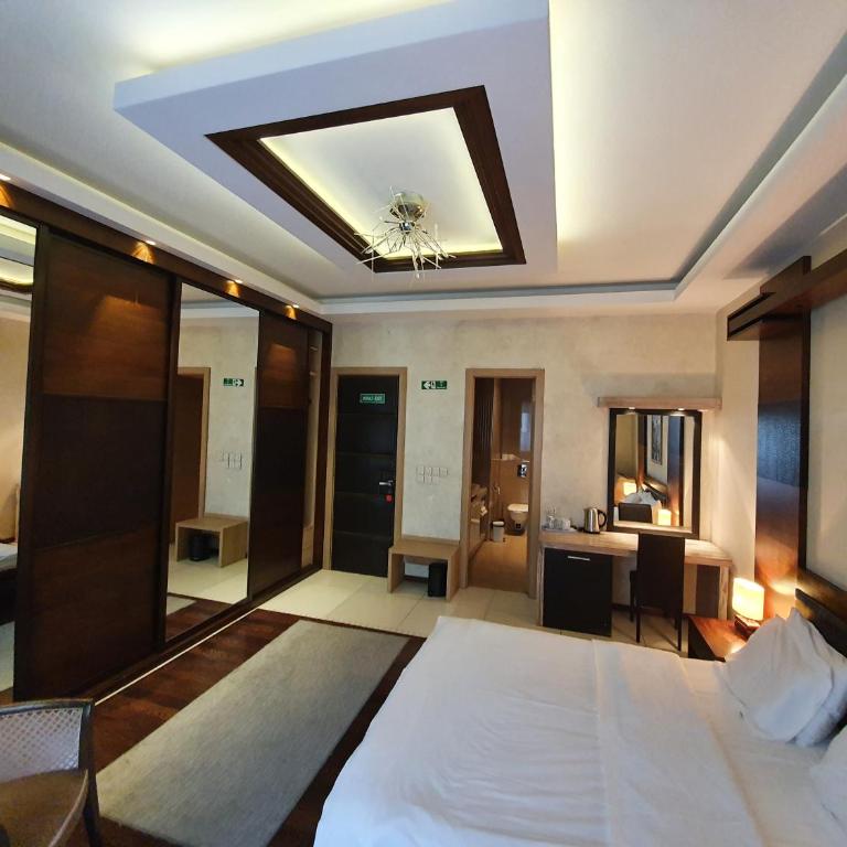 Privilege Suites by Central Park - Deluks Dvokrevetna Soba sa Bračnim Krevetom i Kadom - 3