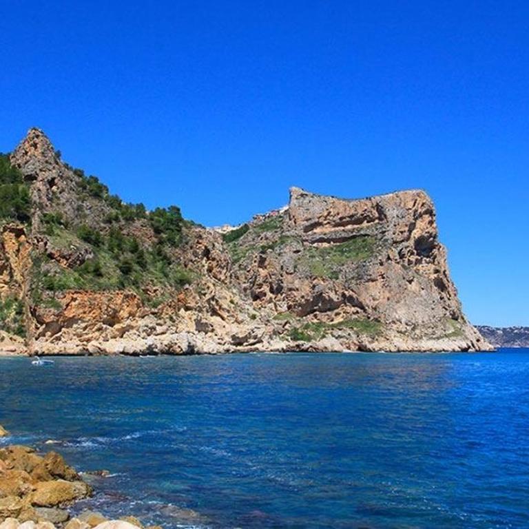 Tranquility, sun, breathtaking views & 7 minutes drive to sea - Two-Bedroom Apartment - 18