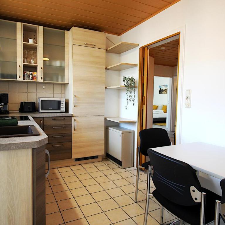 Geräumige Wohnung mit Balkon - Zentral - Kostenloses Parken - Apartment mit 3 Schlafzimmern - 24