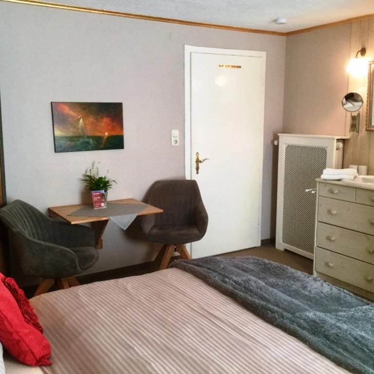 Haus Louise - Doppelzimmer mit Balkon - 8