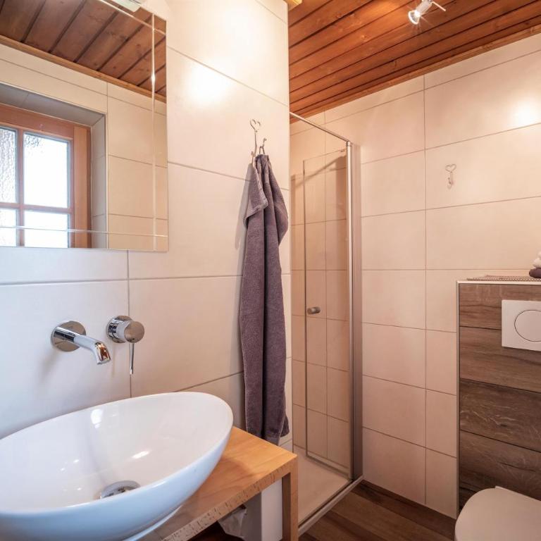 Pension Edelweiss - Doppelzimmer mit Dusche - 2