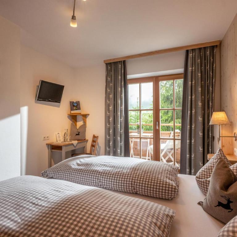 Pension Edelweiss - Doppelzimmer mit Dusche - 11