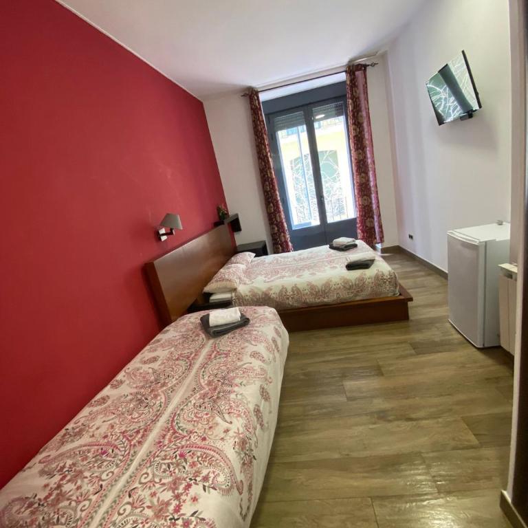 Hostal Corazón de Madrid 1 - Triple Room with Private Bathroom - 3