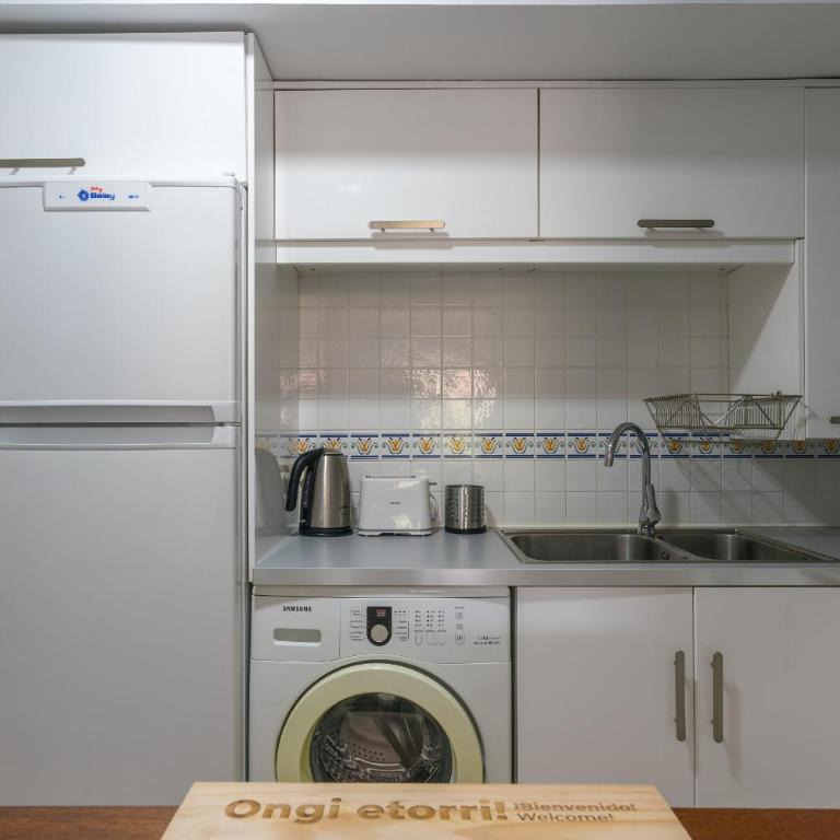 Zubia apartment by People Rentals - Two-Bedroom Apartment - 20