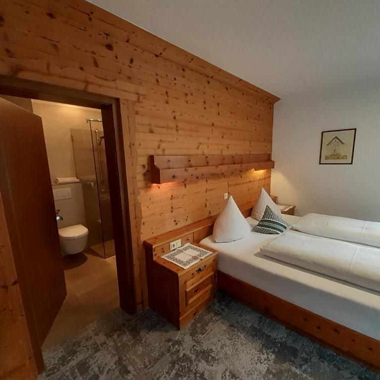 Pension Waidmannsruh - Standard Dreibettzimmer mit Dusche - 10