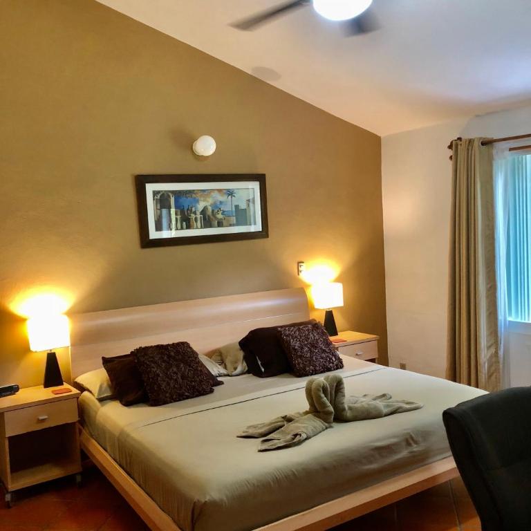 Casa Mi Tesoro Vacation Rooms - Three-Bedroom House - 9
