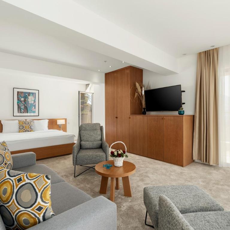 Hotel Harmonia by Dukley - Comfor Suite with Balcony & Partial Sea View - 3