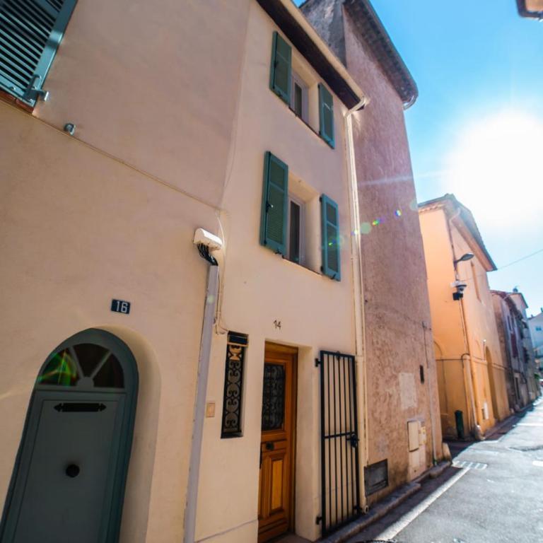 Perfect family-oriented and recently renovated townhouse in the old Antibes - Appartement - 51