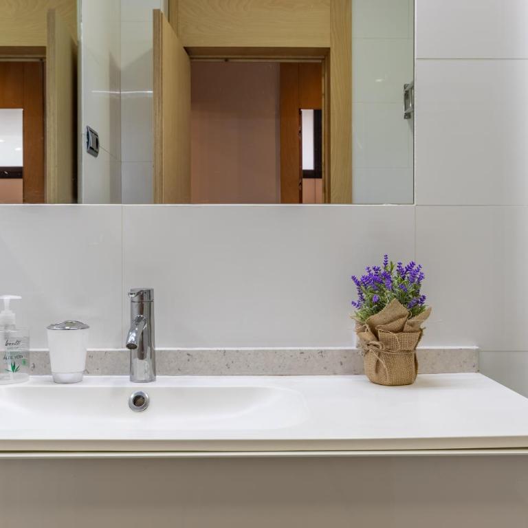 NEW! Lovely 3-Bedroom Loft in Bilbao - Three-Bedroom Apartment - 24