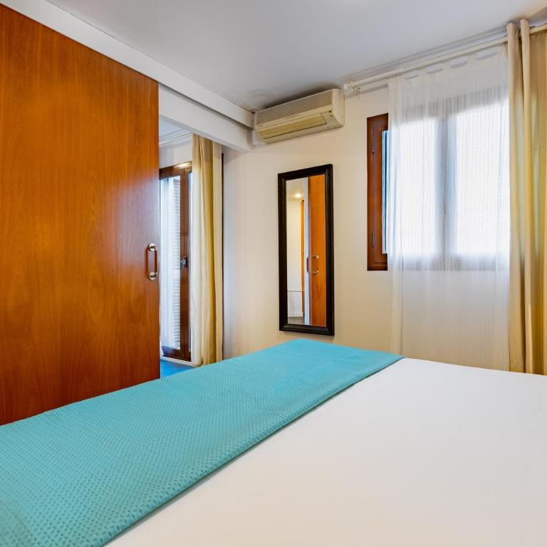 Lodging Apartments City Center-Eixample - One-Bedroom Apartment with Balcony - 6