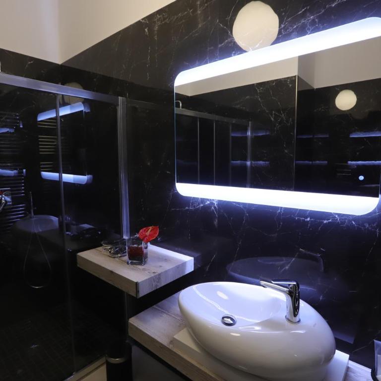 Mecla Suites - Camera King con Balcone - 8