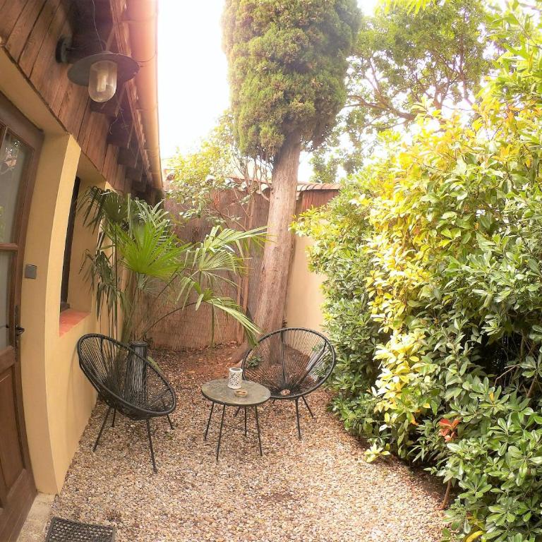 La Villa Carcassonne, Chambres d hôtes, B&B, face à la Cité Médiévale - Double or Twin Room with Garden View - 11
