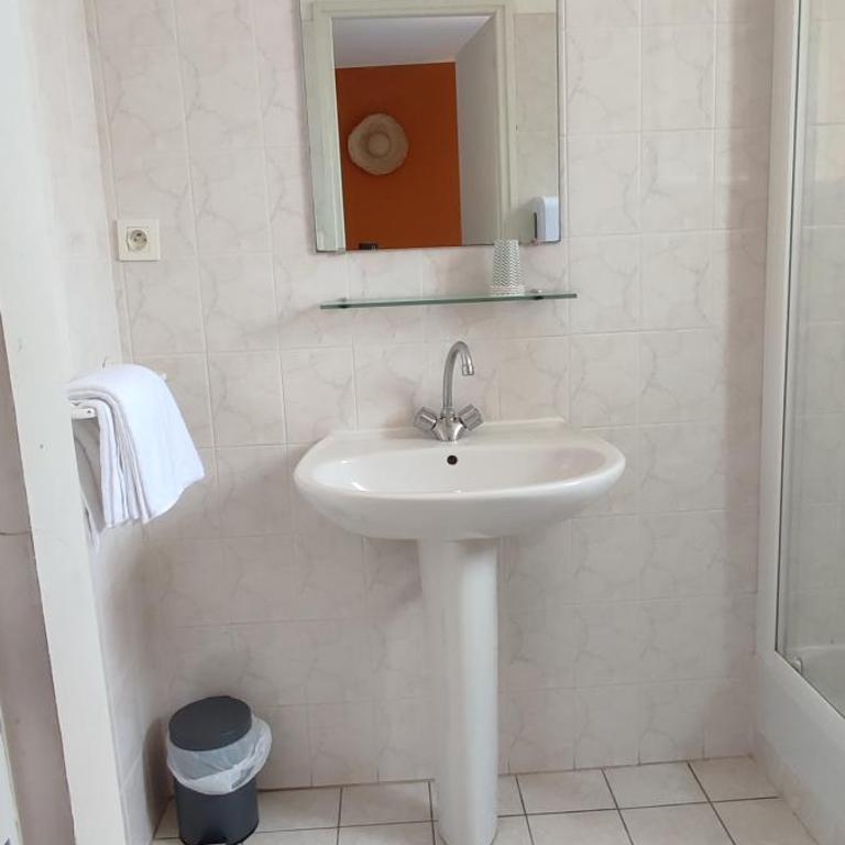 Hotel & Cantine De La Plage - Chambre Quadruple avec Douche et Toilettes - 2