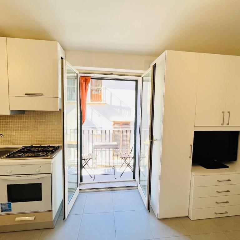 Sea House Loft - Studio with Balcony - 5