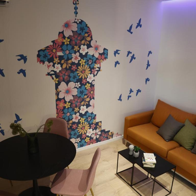 Blue and Rose Cozy - Quiet in the Best Location - Self Check-in - 5th Floor with Elevator - Apartment with Balcony - 12