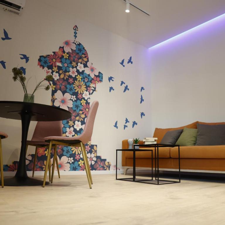Blue and Rose Cozy - Quiet in the Best Location - Self Check-in - 5th Floor with Elevator - Apartment with Balcony - 9